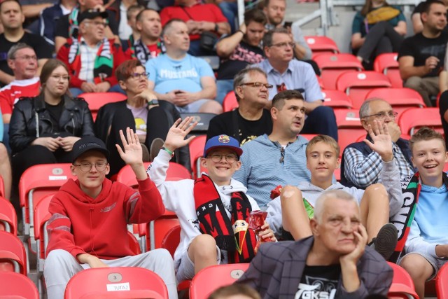 Przed piątkowym meczem na stadionie w Tychach działało miasteczko hokejowe, a w trakcie spotkania z Odrą kibice dopingowali zespół GKS  Zobacz kolejne zdjęcia. Przesuwaj zdjęcia w prawo - naciśnij strzałkę lub przycisk NASTĘPNE