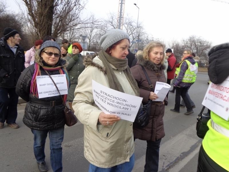 Protest na Swojczyckiej i Kowalskiej. Kilkadziesiąt osób blokowało ulice (ZDJĘCIA)