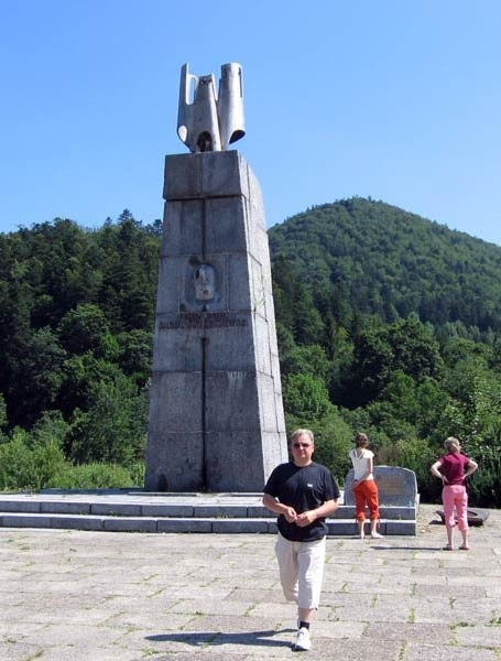 Pomnik generała Karola Świerczewskiego w Jabłonkach koło Baligrodu. Rekonstrukcja potyczki żołnierzy wojska polskiego i UPA planowana jest nieco dalej od niego, przy drodze w kierunku Cisnej.