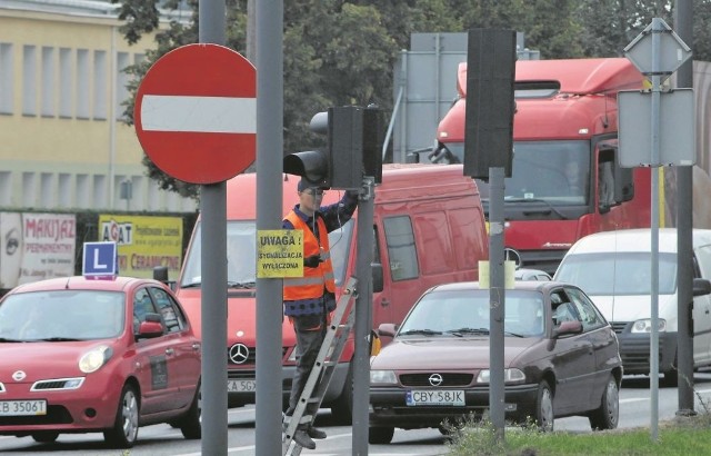 Drogowcy nad wdrażaniem Inteligentnych Systemów Transportowych pracują już od niemal trzech miesięcy. Za kilka tygodni nowy system czekają poważne testy. Jeśli wszystko zda swój egzamin drogi w naszym mieście mają być bardziej bezpieczne.