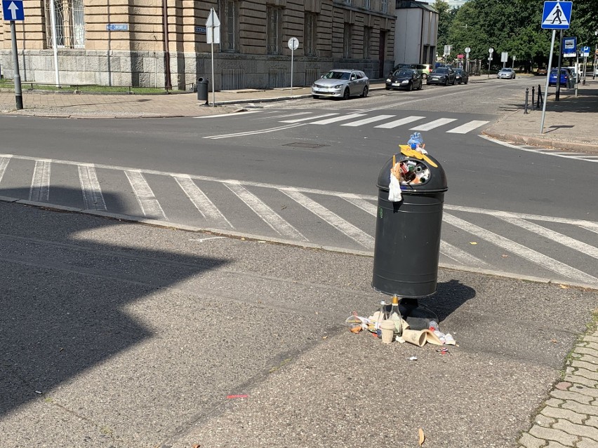 Przepełnione kosze na śmieci na Wałach Chrobrego straszą turystów