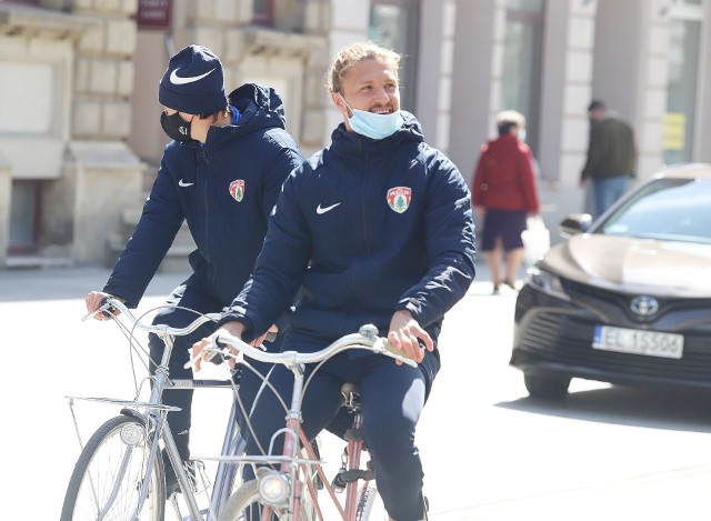 Dziś o godz. 17.40 na stadionie przy al. Piłsudskiego piłkarze Widzewa podejmować będą Puszczę Niepołomice. Nasi goście w nietypowy sposób spędzali ostatnie godziny przed meczem. W południe jeździli rowerami i hulajnogami po ulicy Piotrkowskiej. Piłkarze z Niepołomic byli pod wrażeniem urody reprezentacyjnej ulicy Łodzi. W doskonałych humorach podziwiali piękno Piotrkowskiej. Czy taki relaks pomoże piłkarzom Puszczy w odniesieniu korzystnego wyniku podczas wieczornego meczu na Widzewie? Przekonamy się niebawem.Zobacz naszą galerię