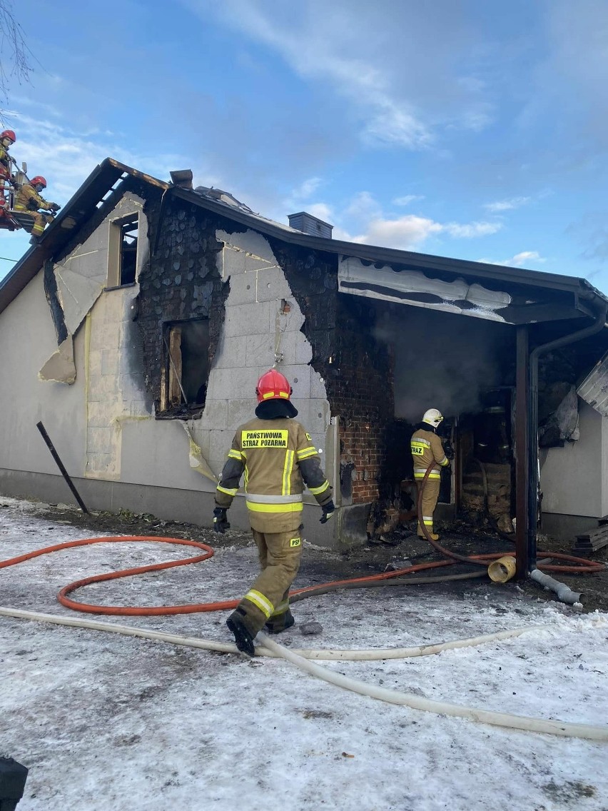 Kobieta zginęła w pożarze domu w Bąkowej w gminie Ciepielów w powiecie lipskim, druga osoba trafiła do szpitala