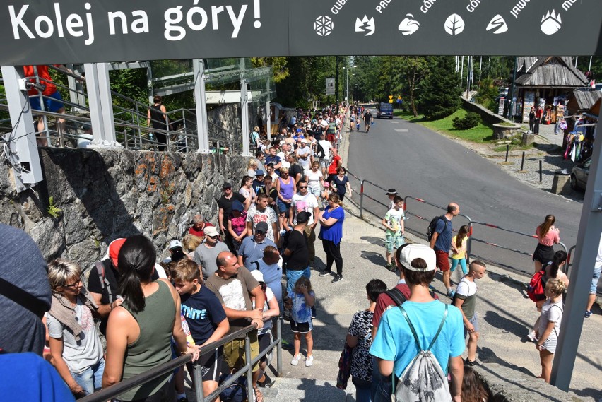 Zakopane. Mamy sierpniowy szczyt sezonu. Tłumy są wszędzie [ZDJĘCIA] 