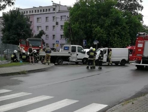 W Lewinie Brzeskim zderzyły się dwa dostawczaki.