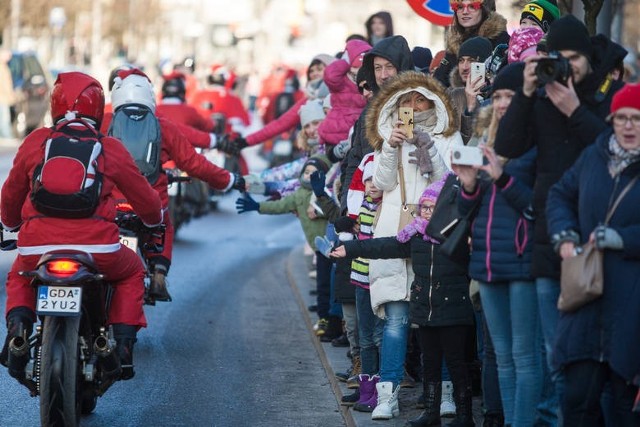 Już po raz piętnasty przez Trójmiasto przejechali Moto Mikołaje. W imprezie wzięło udział około 2 tysięcy motocyklistów. Dla potrzebujących dzieciaków zebrano około 56 tysięcy złotych, choć to tylko część ogólnopolskiej akcji. Fot. Piotr Hukało