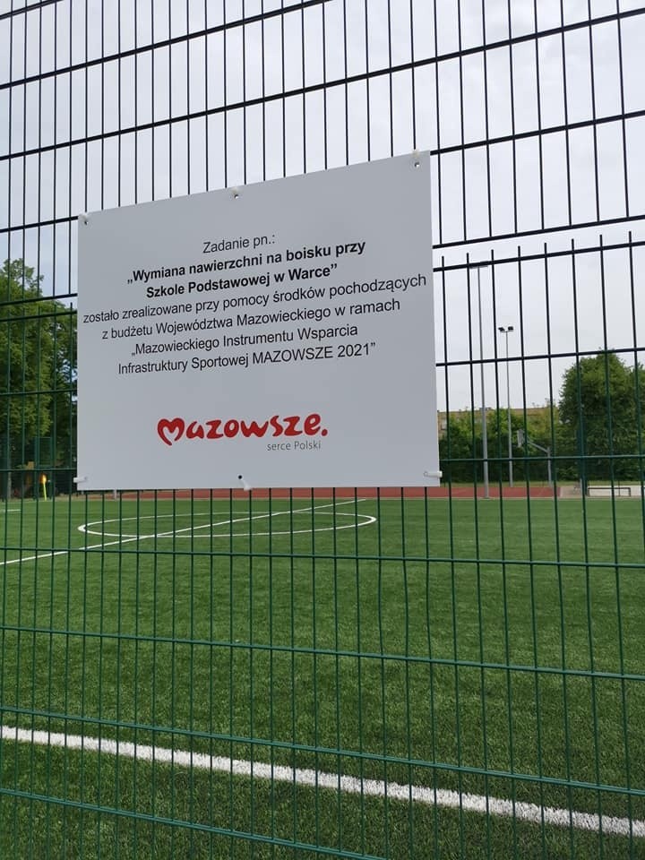 Modernizacja boiska przy Szkole Podstawowej numer 1 imienia Piotra Wysockiego w Warce została zakończona. Zobacz zdjęcia