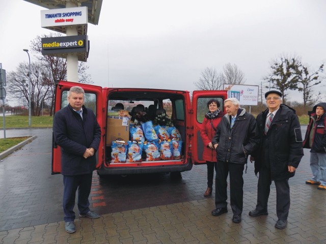 Samochód z darami w sobotę pojechał do Mościsk. Nz. od lewej zastępca prezydenta Przemyśla Janusz Hamryszczak, radni miejscy Łucja Podbilska i Eugeniusz Strzałkowski oraz Zygmunt Majgier.