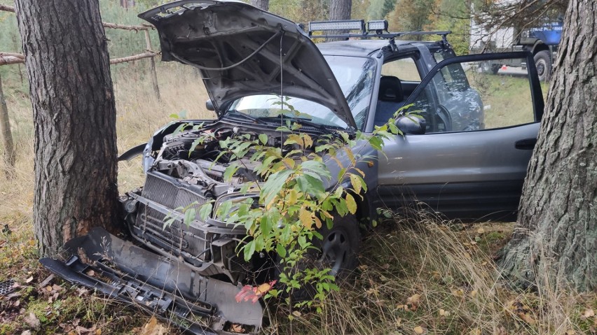 Wypadek na trasie Wierzbiny – Bemowo Piskie. Terenowa toyota zjechała z drogi i wbiła się w drzewo