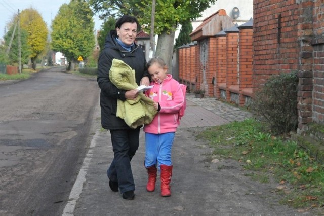 - Nie zazdroszczę dzieciakom, które muszą iść drogą prawie dwa kilometry - mówi Stefania Wysocka, która codziennie przychodzi po wnuczkę Martynę