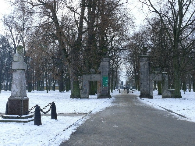 Brama wjazdowa do parku tarnowskich od jego północnej strony.