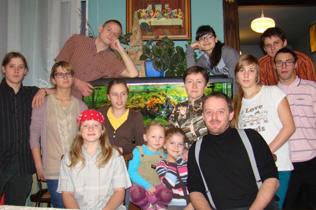 Paweł i Beata Dziedzicowie z Nowego Sącza mają czworo swoich dzieci i 34 jako zawodowi rodzice