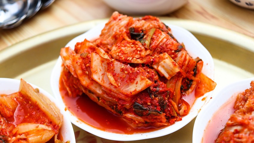 Kimchi można jeść samodzielnie, a także dodawać do potraw –...