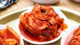 Przepis na kimchi – jak zrobić tradycyjne kimchi i szybką wersję sałatki? Właściwości zdrowotne kimczi i wartość odżywcza dania