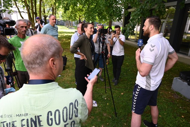 W piątek piłkarze ręczni Łomży Vive Kielce, uczestniczący w turnieju Fina Four Ligi Mistrzów w niemieckiej Kolonii, spotkali się z dziennikarzami na ostatnie wywiady przed rozpoczynającym się w sobotę turniejem. Spotkanie odbyło się w ogrodzie hotelu Radisson Blue, w którym mieszkają wszystkie drużyny. W Kolonii jest teraz ponad 30 stopni, więc można powiedzieć, że wywiady były prowadzone w gorącej atmosferze.