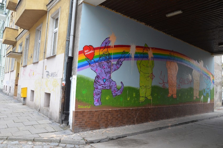 Mural z wrocławskimi krasnalami na tle tęczy zniszczony. 18-latek nawoływał do nienawiści (ZDJĘCIA)