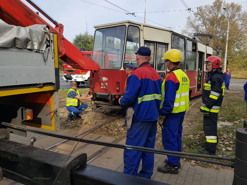 Wykolejony tramwaj po zderzeniu z autobusem na ulicy Wschodniej. Są ranni