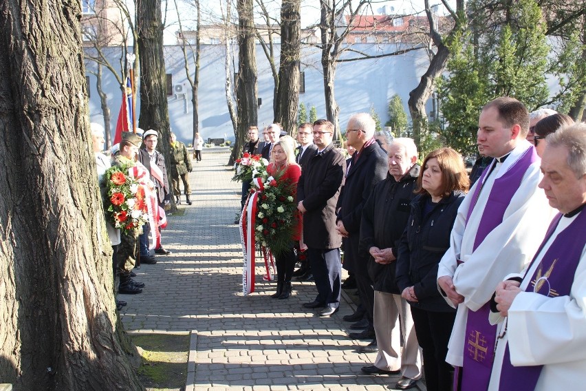 Na cmentarzu przy ul. Sienkiewicza w Katowicach, przy grobie...