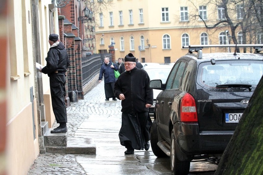 Wrocław: Ostrów Tumski zamienił się w wielki parking (ZDJĘCIA)
