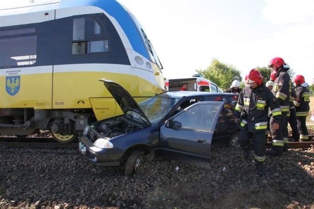 23 lipca 2011. Na niestrzeżonym przejeździe w Komprachcicach auto wjechało pod szynobus. Jedna osoba została ranna.