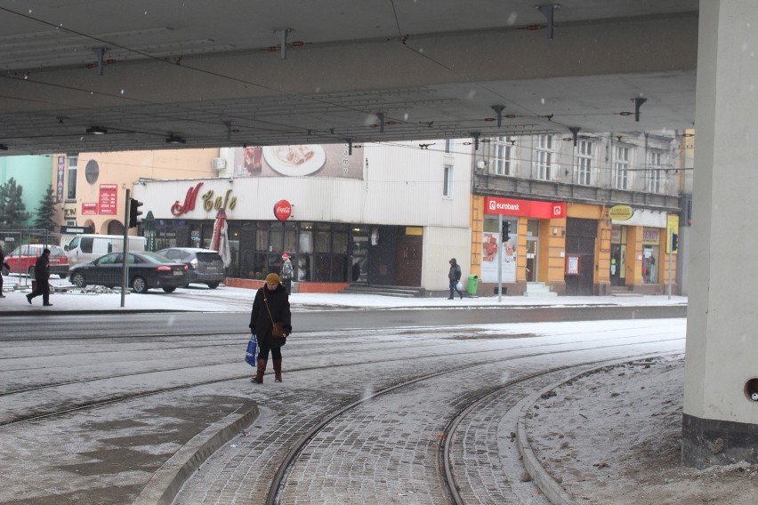 Piesi swobodnie chodzą po rynku, także po torowisku. Trudno...