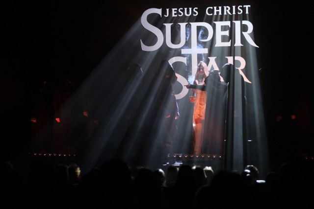 Słynny musical "Jesus Christ Superstar" w wykonaniu Teatru Rampa zainaugurował IX edycję Festiwalu Piosenki i Ballady Filmowej w Toruniu.Zobacz niezwykłe zdjęcia z tego  wydarzenia!