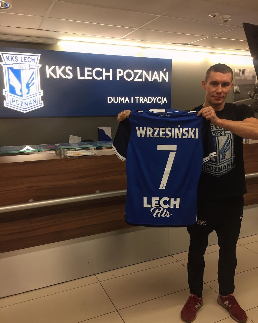 Damian Wrzesiński prezentuje pamiątkową koszulkę Lecha...