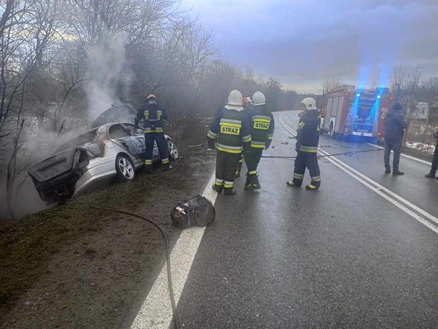 Zderzenie ciężarówki z samochodem osobowym na drodze krajowej numer 9 w Rudniku. Auto stanęło w ogniu, kierowca nie żyje