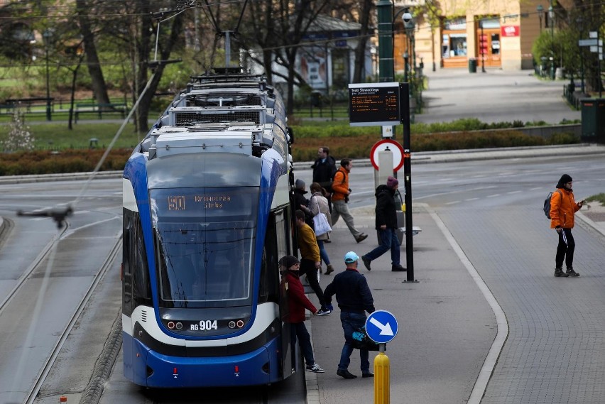 Kraków. Autobusów i tramwajów jest więcej, ale pasażerowie nadal skarżą się na tłok