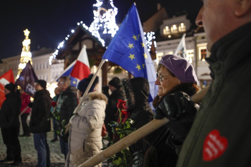 Około stu osób zgromadził dzisiejszy protest na rzeszowskim...