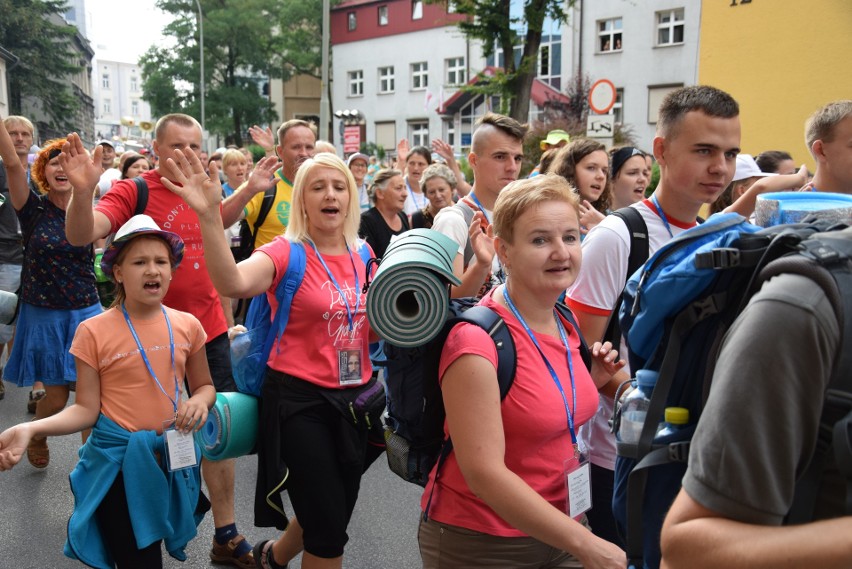 Pielgrzymi tradycyjnie na początku przejdą ze śpiewem na...