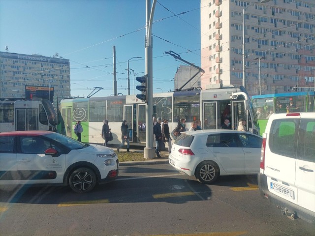 Kolizja osobówki z tramwajem i paraliż komunikacyjny na placu Żołnierza Polskiego