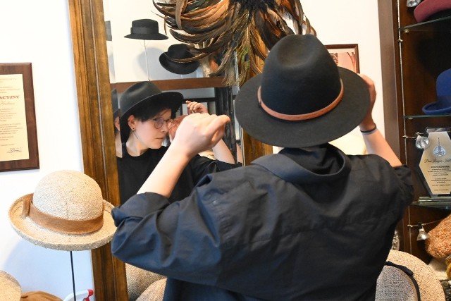 Wrocławska mistrzyni kapeluszy od 50 lat tworzy we Wrocławiu prawdziwe arcydzieła. Zobacz jej warsztat w galerii zdjęć