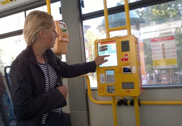 Z nowych biletomatów łodzianie mogą korzystać od początku roku szkolnego. W autobusach jest ich 237, a w tramwajach 163