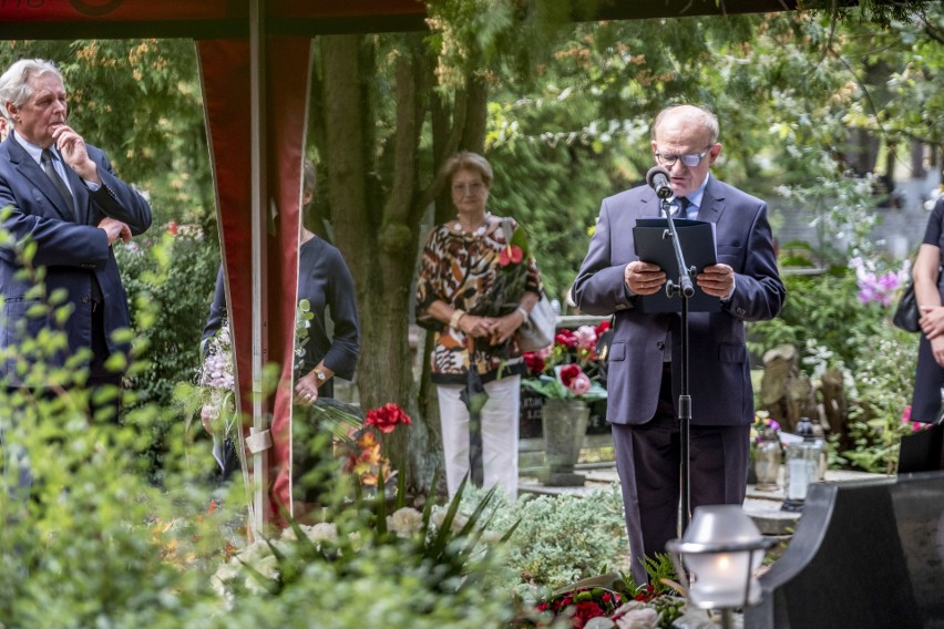 W piątkowe popołudnie na cmentarzu junikowskim w Poznaniu...