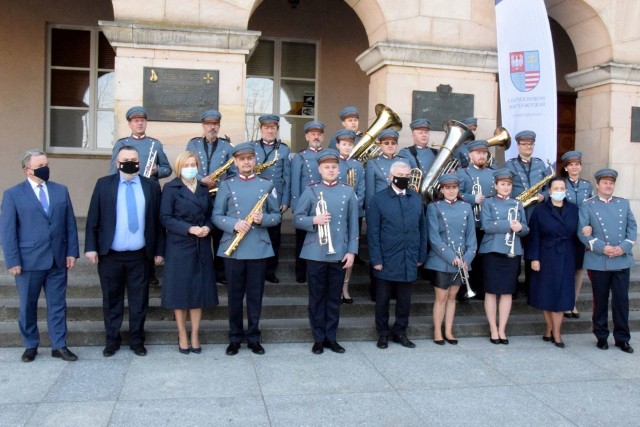 Uroczysta prezentacja Marszałkowskiej Orkiestry Dętej odbyła się na placu przed Wojewódzkim Domem Kultury w Kielcach.