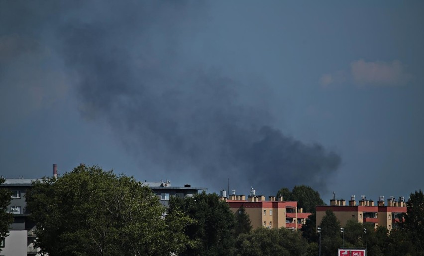 Kraków. Czarne kłęby dymu nad hutą [ZDJĘCIA]  