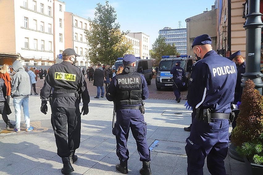 Policja będzie karać demonstrantów po marszu w Łodzi. Policjant rzucił na ziemię człowieka, który go wyzwał. Inni dostaną wnioski do sądu