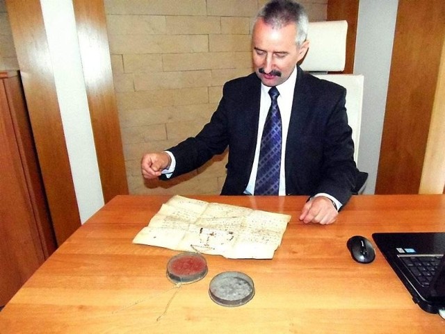 Tadeusz Kowalski, burmistrz  Tucholi wie, jaką wielką wartość ma podarowany dokument