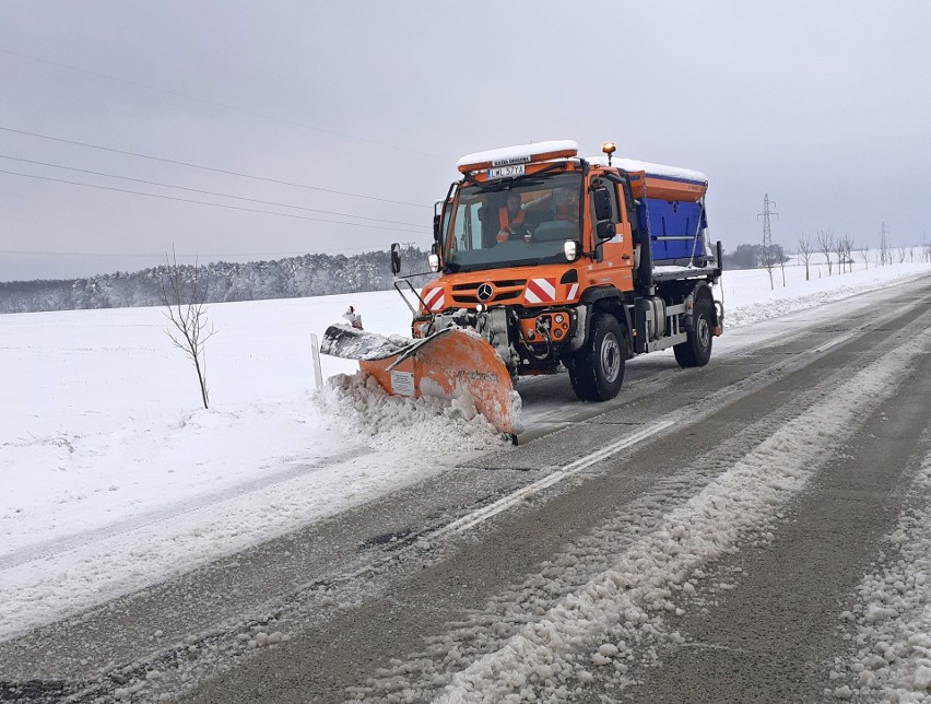 Drogi w Lubelskiem przejezdne. Wiatr nie ułatwia pracy drogowcom