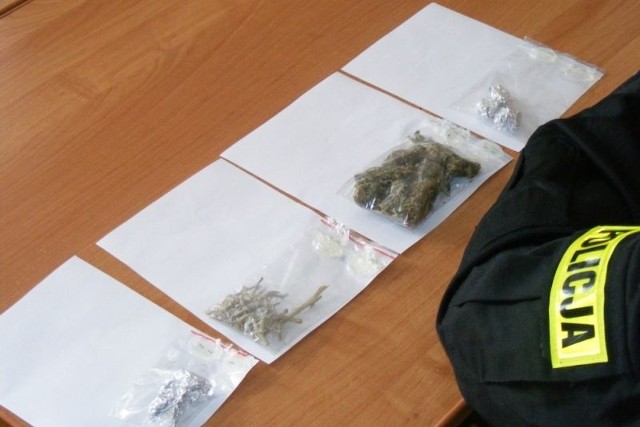 Policjanci znaleźli na strychu marihuanę i amfetaminę.