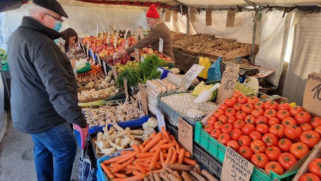 Sprawdzamy po Nowym Roku, jak kształtują się ceny popularnych warzyw i owoców - co staniało, co poszło w górę. Porównujemy ze stawkami, jakie trzeba było zapłacić w końcu grudnia. Na kolejnych slajdach zobaczcie ceny na bazarach w Kielcach we wtorek 11 stycznia