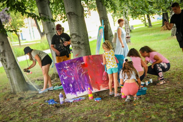 W akcji artystycznej w parku sieleckim najmłodsi wyrazili swoje emocje poprzez sztukę. Zobacz kolejne zdjęcia. Przesuwaj zdjęcia w prawo - naciśnij strzałkę lub przycisk NASTĘPNE