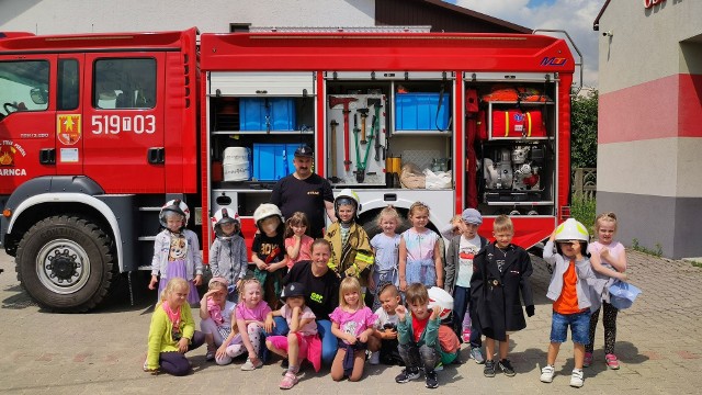 Przedszkolaki z Czarncy u strażaków. Więcej na następnych zdjęciach >>>