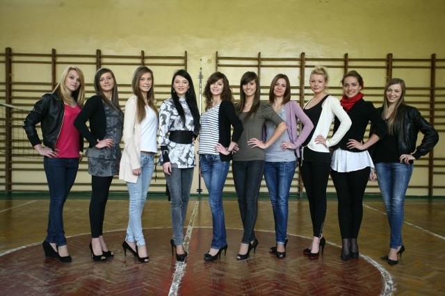 Miss Polonia Ziemi Radomskiej i Miss Mazowsza 2010 odwiedziła Klaudia Natorska (czwarta z lewej) odwiedziła na próbie tegoroczne finalistki regionalnego konkursu piękności. konkursu.