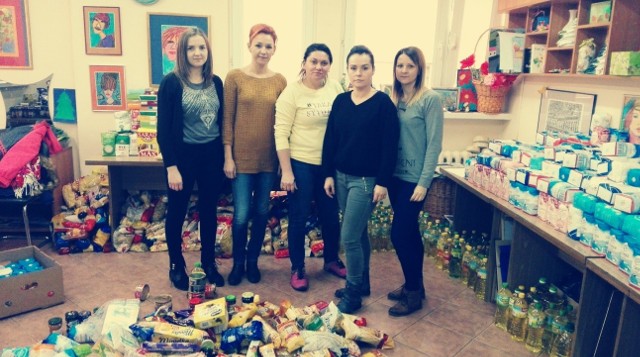 Pracownicy Ośrodka Pomocy Społecznej w Staszowie biorący udział w zbiórce żywności. Na zdjęciu od lewej: Dominika Weżowicz, Monika Opałka, Katarzyna Rusek, Katarzyna Macias, Kinga Słowik).