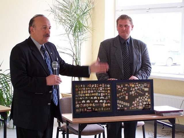 Zbigniew Pacelt (z lewej) prezentował swoje zbiory m.in. w siedzibie ostrowieckiego Cechu, jak też podczas spotkań z młodzieżą szkolną.