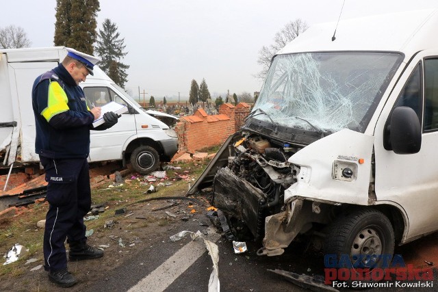 W Wielkiej Łące na krajowej "piętnastce" zderzyły się trzy pojazdy. Poszkodowane zostały 4 osoby, w tym jeden z kierowców został transportowany śmigłowcem.Kamery za 350 tys. zł pomogą policji dokumentować miejsca wypadków. TVN Turbo/x-news