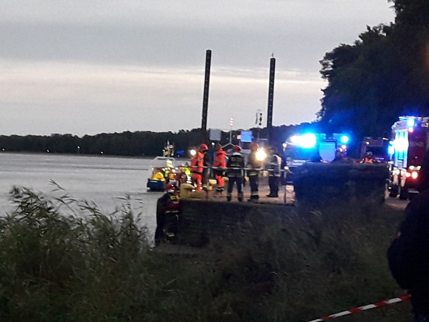 Świnoujście: Samochód wpadł do Świny. W środku byli nastolatkowie. Nie udało się ich uratować