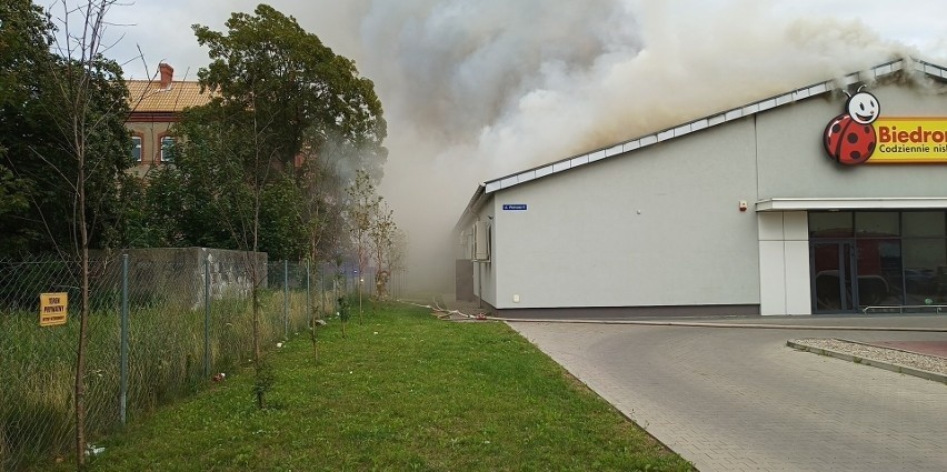 Śledczy badają przyczyny pożaru Biedronki w Słupsku